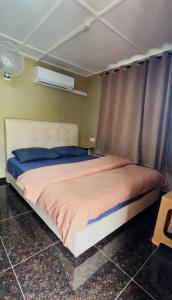 Postel nebo postele na pokoji v ubytování Kirana Guestroom