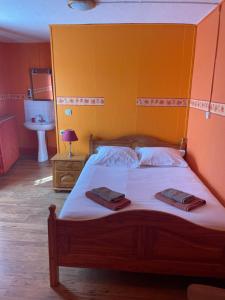 Postel nebo postele na pokoji v ubytování L'Hôtel du Mouton blanc