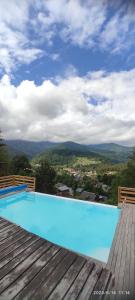 ヤレムチャにあるKarpatski Dzherelaの山々の景色を望むスイミングプール