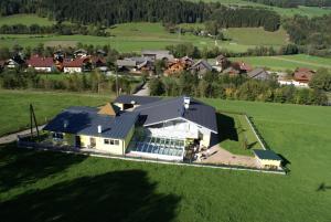 eine Luftansicht eines großen Hauses auf einem Feld in der Unterkunft Vive Diem in Haus im Ennstal