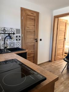 a kitchen with a stove and a counter top at Apartament numer 1, dwie sypialnie dwa łóżka in Orzysz