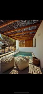 Bazén v ubytování Pefki Luxury Suites nebo v jeho okolí