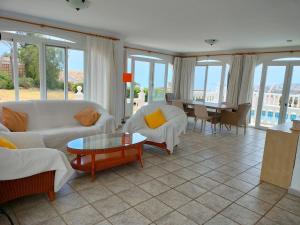 Χώρος καθιστικού στο Villa with Private Pool and Gorgeous View