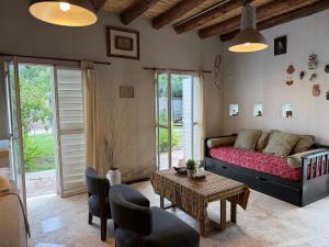 ein Wohnzimmer mit Sofa und Tisch in der Unterkunft “Nogal de Luz”- Acogedora Cabaña p/Familia yAmigos in La Rioja