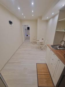 una cocina con fregadero y encimera en Love is in the air, en Palermo