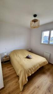 una camera da letto con un letto grande in una stanza di Gîte cosy près de la mer - Maison familial tout équipé - Côte d'Albâtre a Cany-Barville