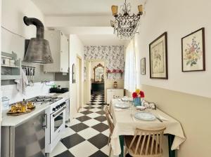 a kitchen with a checkered floor and a table and a stove at Mapepa Village apartments in Spello