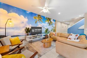 sala de estar con un gran mural de playa en 7 Beds Nerf Wall Arcade 4 Min Walk 2 Beach!, en Daytona Beach Shores