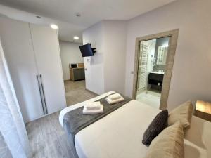 Postel nebo postele na pokoji v ubytování Feeling Home - Suites&Rooms