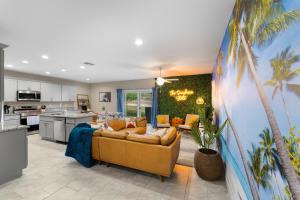 Una sala de estar con un sofá y una cocina. en 7 Beds Nerf Wall Arcade 4 Min Walk 2 Beach!, en Daytona Beach Shores