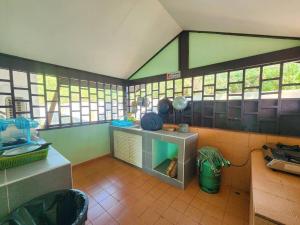 una camera con cucina con bancone e finestre di Rimhad Villa 4BR Maepim beachfront-Rayong a Ban Tha Fat Altre 16 foto