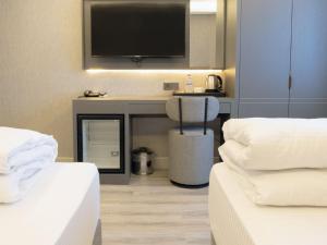 TV a/nebo společenská místnost v ubytování Optimal Hotel