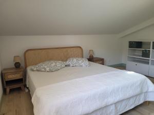Postel nebo postele na pokoji v ubytování Gîte l'atelier de Phil et Delfe
