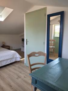 Postel nebo postele na pokoji v ubytování Gîte l'atelier de Phil et Delfe