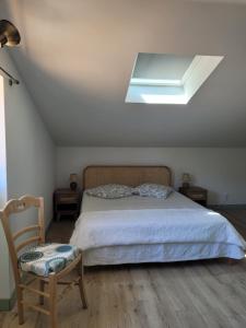 Postel nebo postele na pokoji v ubytování Gîte l'atelier de Phil et Delfe
