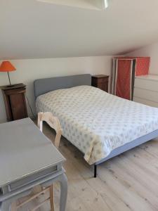 Postel nebo postele na pokoji v ubytování Gîte l'atelier de Phil et Delfe