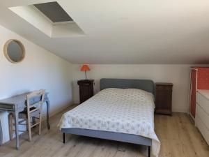 Postel nebo postele na pokoji v ubytování Gîte l'atelier de Phil et Delfe