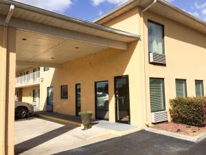 a building with a car parked in front of it at Motel 6-Macclenny, FL in Macclenny