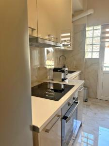 Η κουζίνα ή μικρή κουζίνα στο Agora Apt1, Metro Station, 1 bdrm, 2 pers by MPS +27 φωτογραφίες