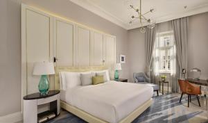 Posteľ alebo postele v izbe v ubytovaní Al Habtoor Palace Budapest, Preferred Hotels & Resorts
