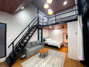 Casa Damai Janda Baik - RIVERVIEW TINY HOUSE客房内的一张或多张床位