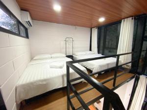 Casa Damai Janda Baik - RIVERVIEW TINY HOUSE客房内的一张或多张床位