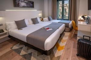 Una habitación de hotel con una cama grande y un escritorio. en SERHS Carlit Boutique Hotel, en Barcelona 37 fotos más