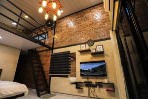 Casa Damai Janda Baik - RIVERVIEW TINY HOUSE的电视和/或娱乐中心
