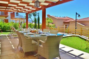 Un patio con una mesa y sillas en un patio. en Villa Zeytin Kalkan, en Kas