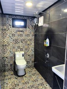 Casa Damai Janda Baik - RIVERVIEW TINY HOUSE的一间浴室