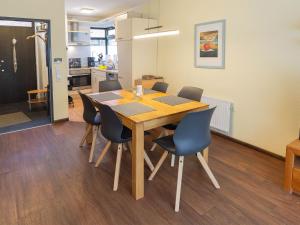 a dining room table and chairs in a room at Ferienhaus Marisol, FeWo Vermittlung Nordsee in Dangast