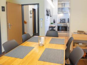 a dining room with a table and chairs and a kitchen at Ferienhaus Marisol, FeWo Vermittlung Nordsee in Dangast