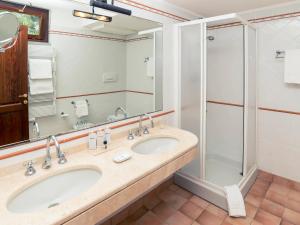 un baño con lavabo y ducha en Albergo Filippo II, en Porto Santo Stefano