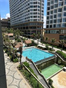 une grande piscine dans une ville avec de grands immeubles dans l'établissement Apec-Mandala - Condotel - Ocean view-ADP TOUR, à Ấp Thiẹn Ái