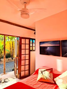 Ένα ή περισσότερα κρεβάτια σε δωμάτιο στο Falanga Suítes 1