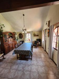 a dining room with a table in a living room at Casa Chalet Carlos Paz in Villa Carlos Paz