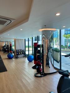 ein Fitnessstudio mit einem Raum mit vielen Trainingsgeräten in der Unterkunft Super 2Bdr Apartament La Vita Rawai Naiharn beach in Rawai Beach