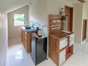 a small kitchen with a stove and a sink at Casa Aconchego 345 ao lado Alles Park in Pomerode
