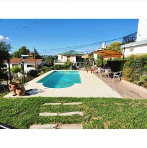 a house with a swimming pool in a yard at Casa Chalet Carlos Paz in Villa Carlos Paz