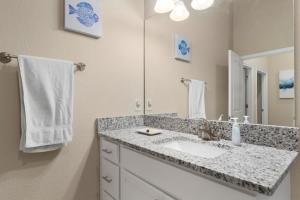 Un baño con lavabo y un espejo grande. en 7 Beds Nerf Wall Arcade 4 Min Walk 2 Beach!, en Daytona Beach Shores 46 fotos más
