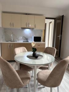 Кухня или мини-кухня в Relax House Apartments
