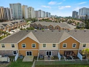 Una vista aérea de una hilera de casas en una ciudad. en 7 Beds Nerf Wall Arcade 4 Min Walk 2 Beach!, en Daytona Beach Shores