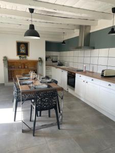 Kuchyň nebo kuchyňský kout v ubytování Maison dans hameau calme et proche tous commerces