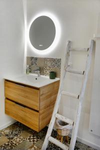 a ladder in a bathroom with a sink and a mirror at Le Refuge du Lac in Chaumousey