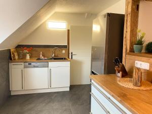 a kitchen with white cabinets and a sink at Gröpernblick - Zentrumsnahe FeWo I 2 Schlafzimmer I 100 qm I Parkplätze in der Umgebung in Quedlinburg