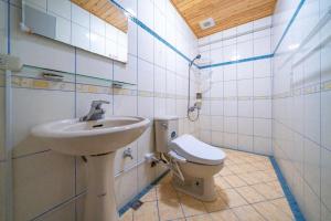 un bagno con lavandino e WC di Green Inn a Wujie