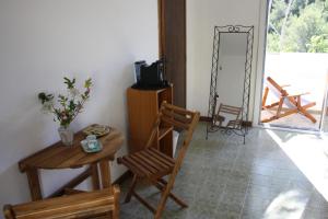 a room with a chair and a table and a mirror at Casa Vacanza Japigia in Leuca