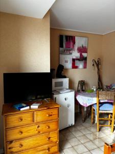 Kuchyň nebo kuchyňský kout v ubytování Chambre pour 2, au calme, proche du centre, avec un arrêt de bus au bas de la maison et climatisé