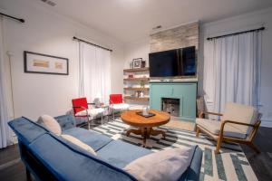 een woonkamer met een blauwe bank en een open haard bij Bluff City Luxe in Memphis