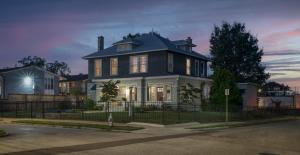 een groot huis met een blauw dak bij Bluff City Luxe in Memphis